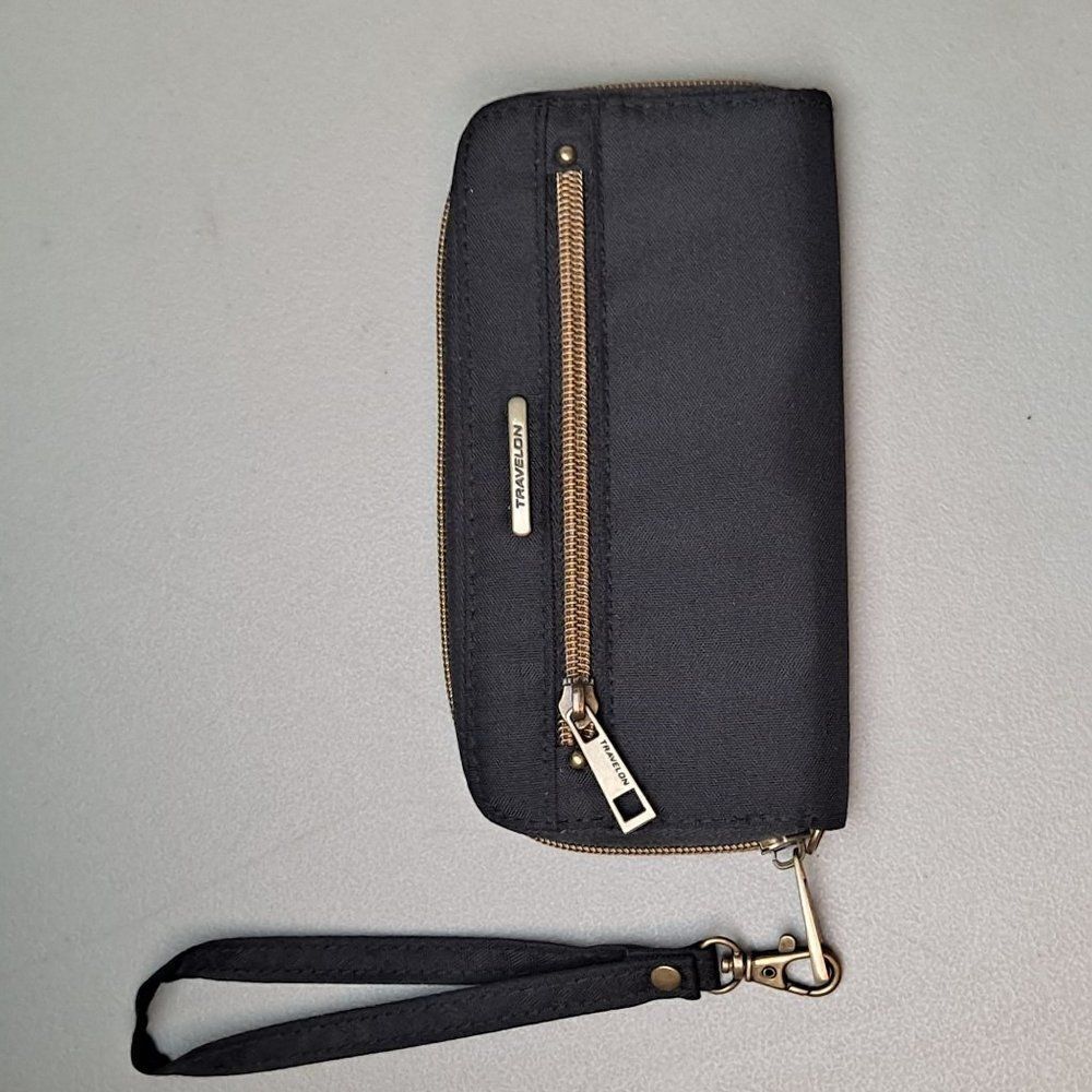 ‎Travelon wristlet. NWOT
